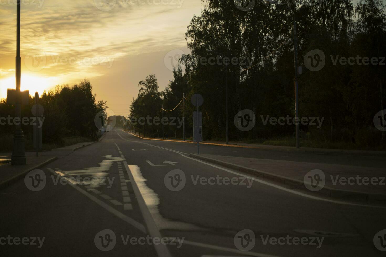 la carretera a puesta de sol. vacío pista. noche en carretera. foto