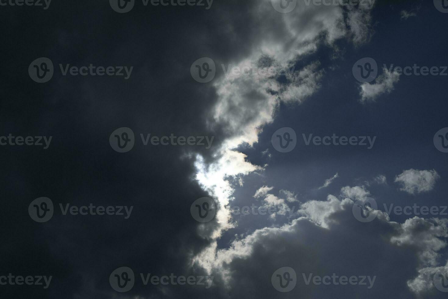 Dom detrás nube. nublado clima. rayos de ligero mediante nubes foto