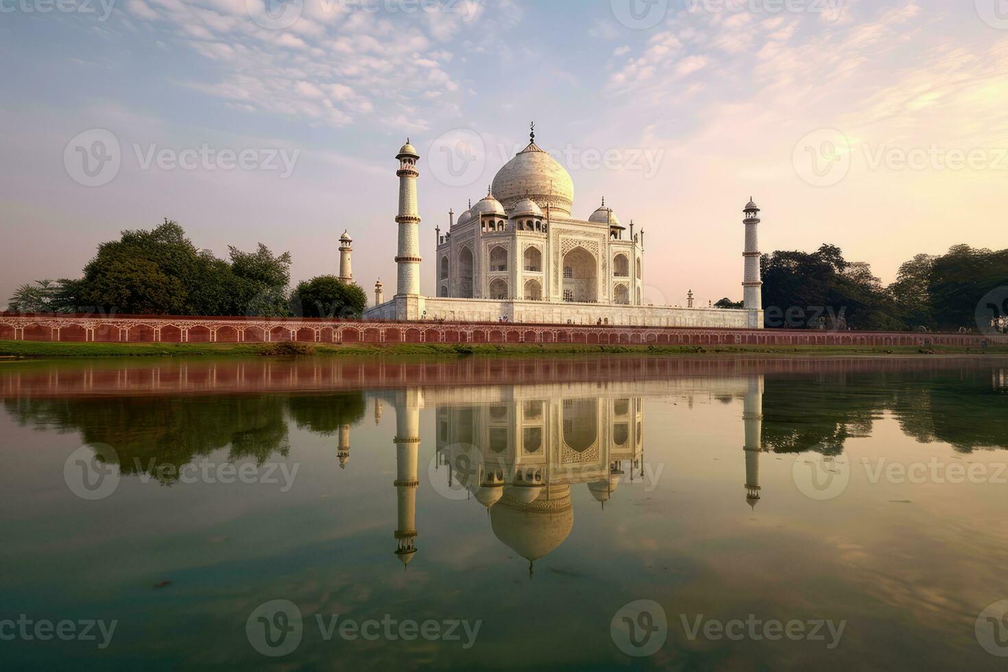 el asombroso taj mahal, un majestuoso palacio y mezquita situado en el otro lado de un sereno lago. foto