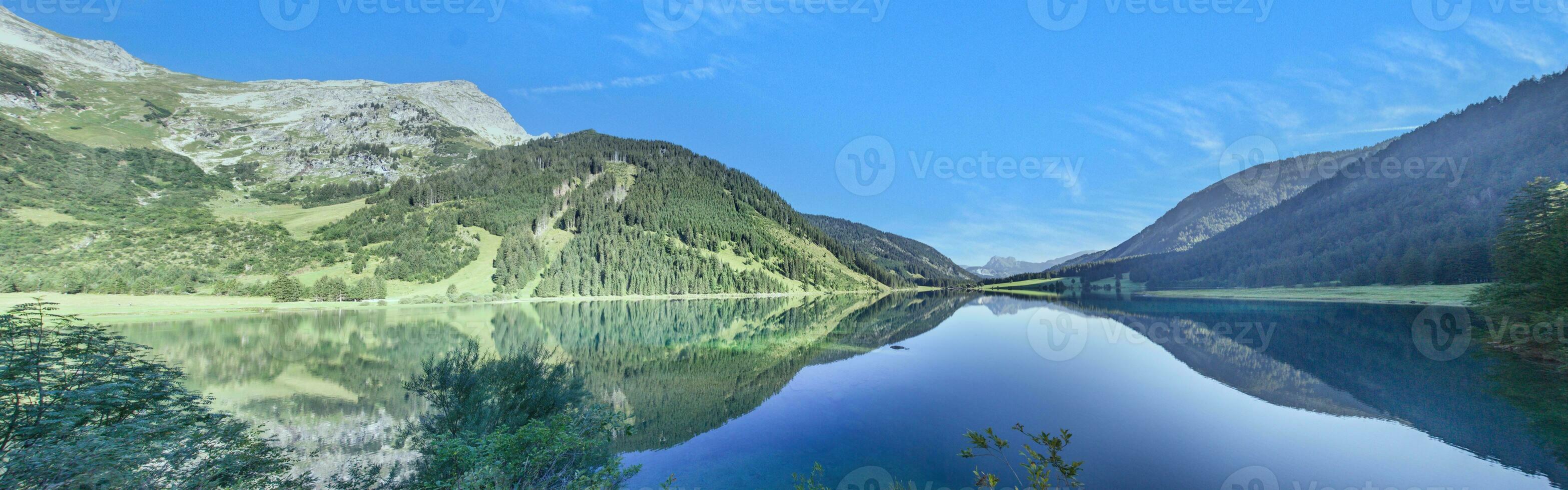 panorámico ver terminado vilsalpsee lago en tannheimer tal valle, Austria foto