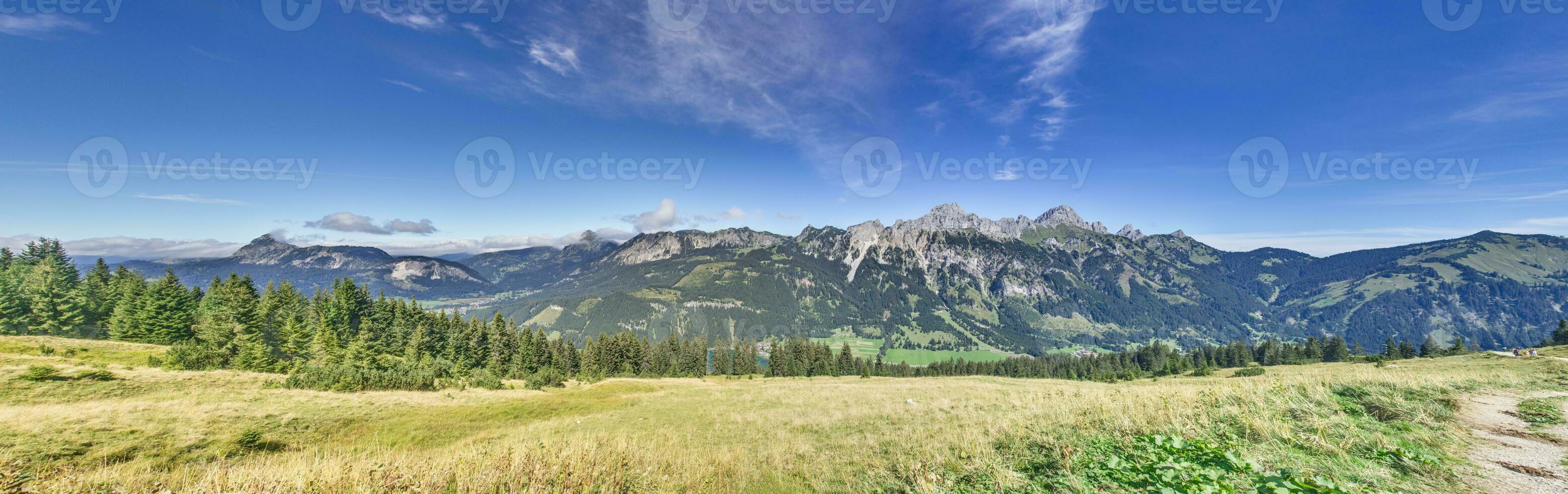 panorama terminado el montaña macizo rutina flueh en el austriaco tannheimer tal desde el krinnenalpe foto