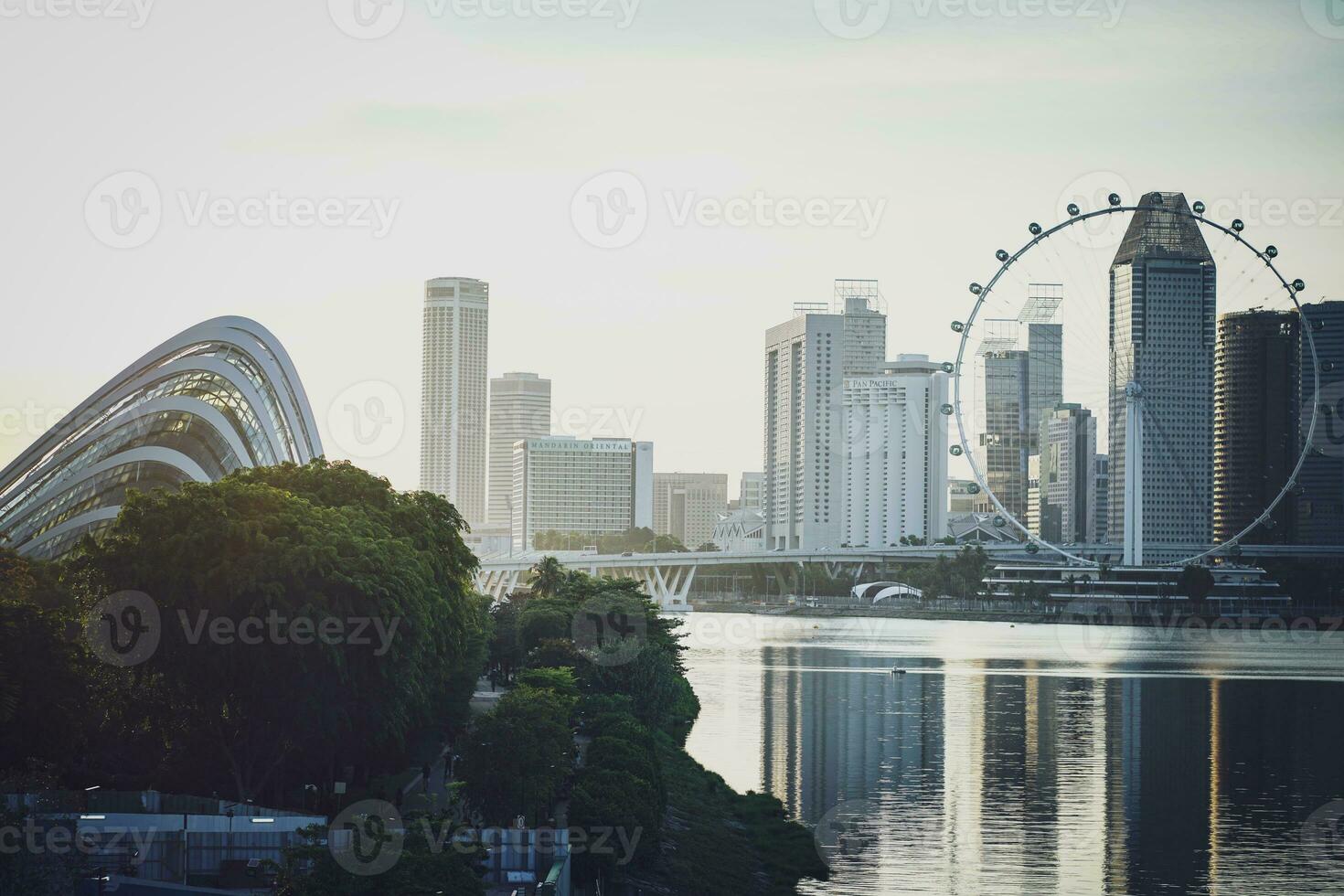 Singapore Flyer, a large observation wheel that sits among the skyscrapers It is another attraction that is suitable for admiring the spectacular views of Singapore. photo