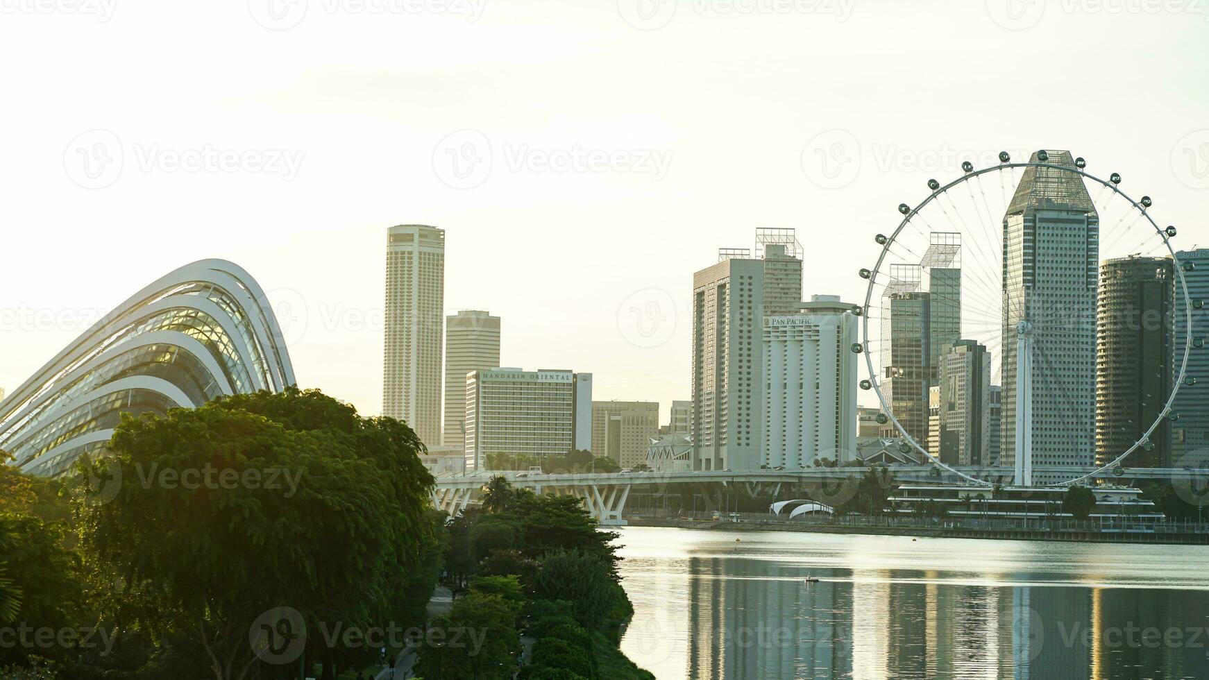 Singapore Flyer, a large observation wheel that sits among the skyscrapers It is another attraction that is suitable for admiring the spectacular views of Singapore. photo