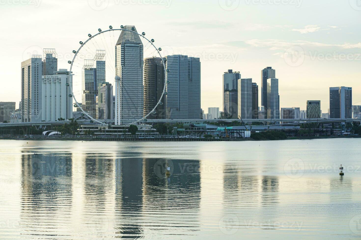 Singapore Flyer, a large observation wheel that sits among the skyscrapers It is another attraction that is suitable for admiring the spectacular views of Singapore. photo