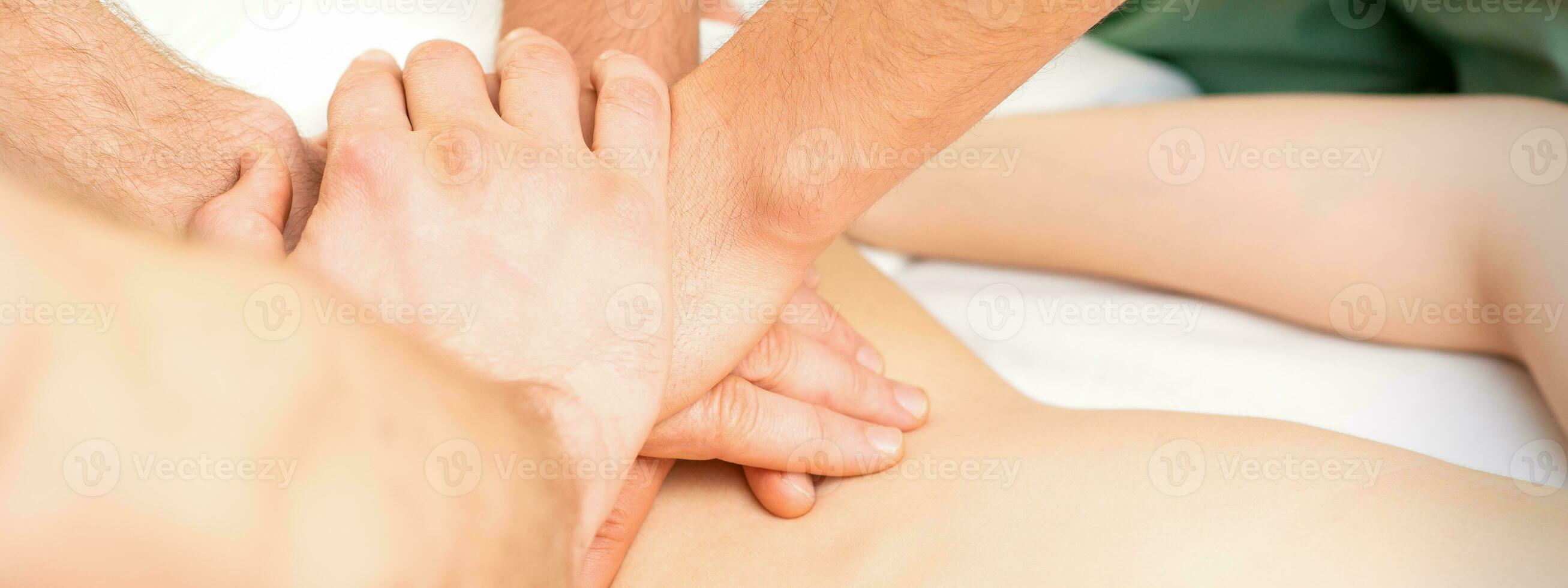 mujer recibiendo un masaje en la espalda foto