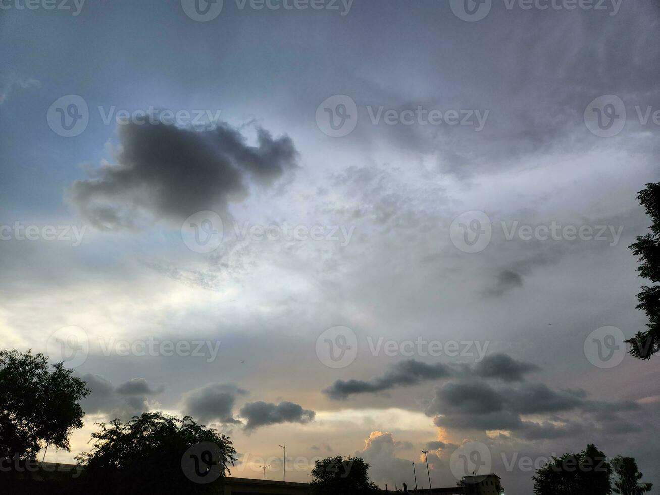 luz de sol con nublado azul cielo hermosa escena foto