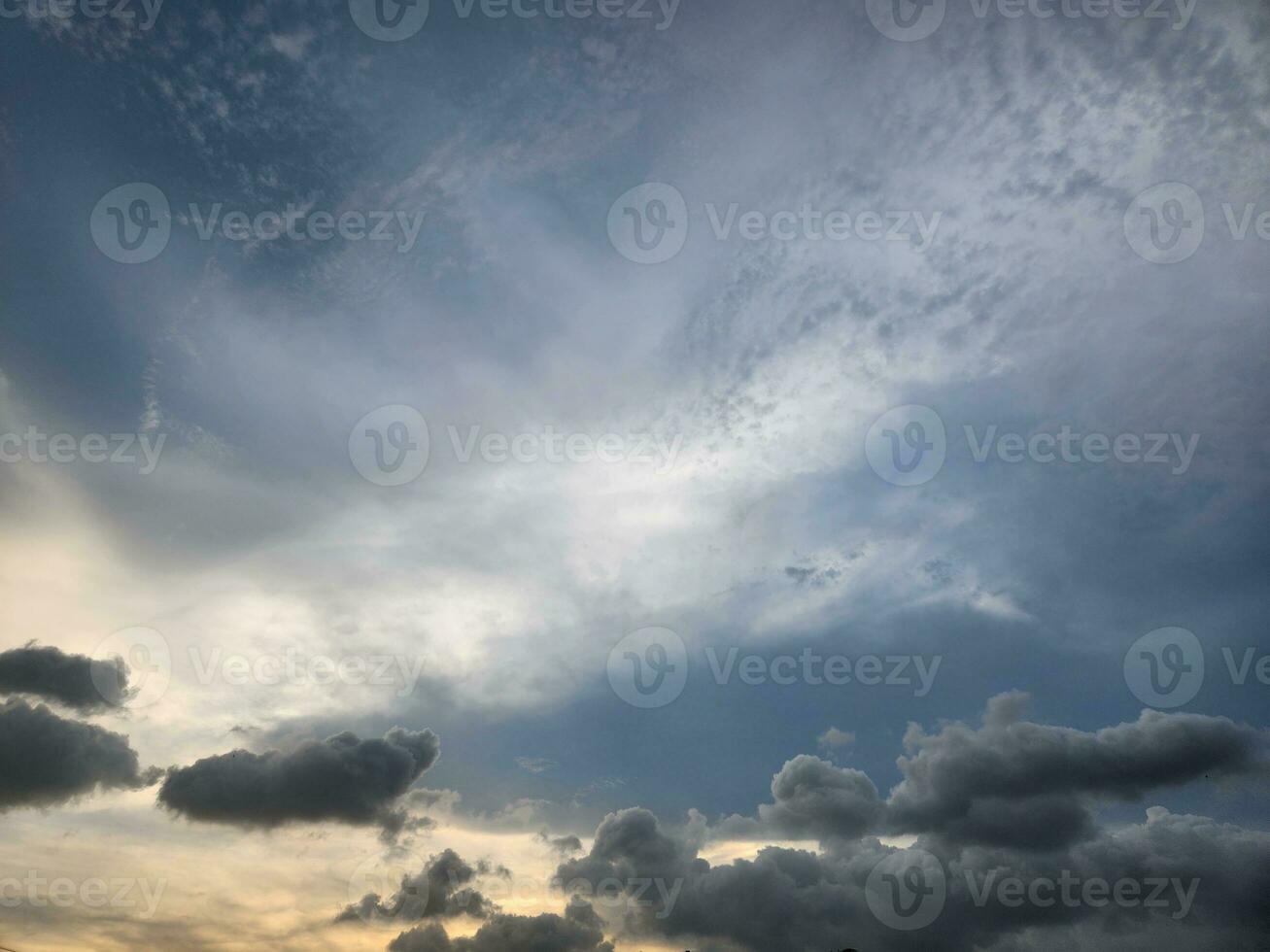 luz de sol con nublado azul cielo hermosa escena foto