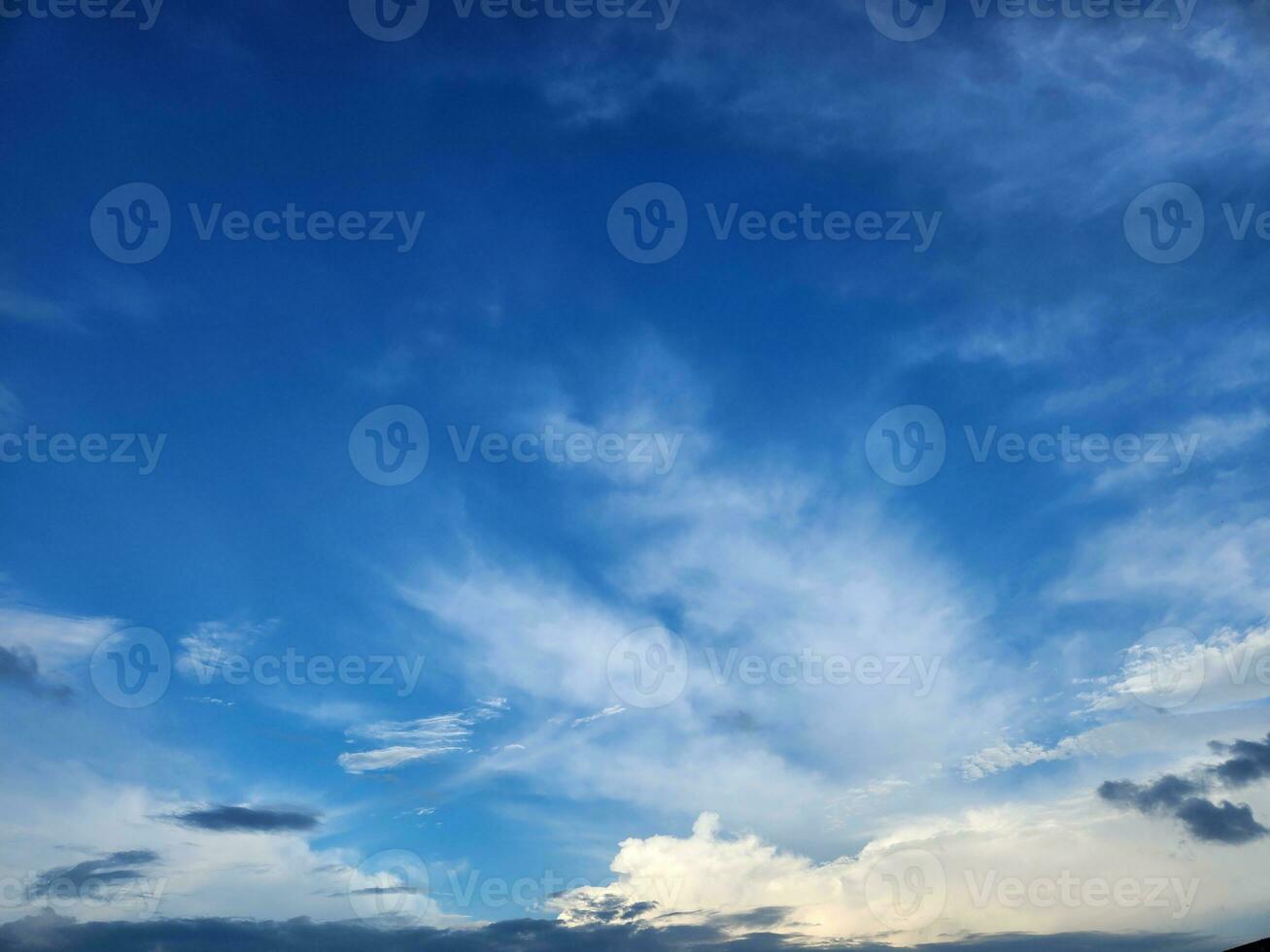 blanco nube en azul cielo fantástico Cloudscape foto