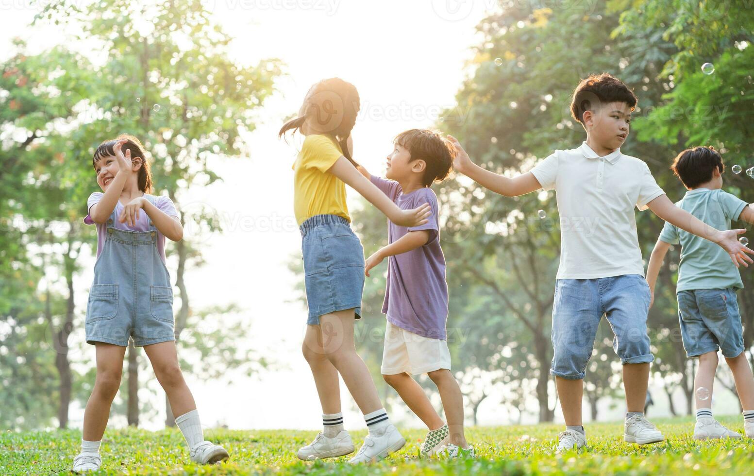 grupo imagen de linda asiático niños jugando en el parque foto