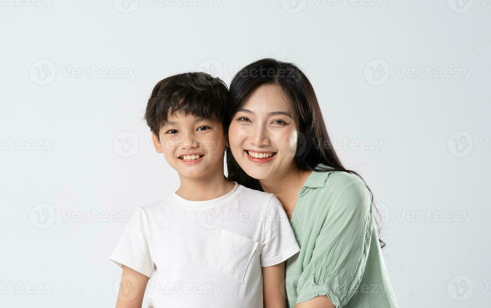 madre y hijo posando en un blanco antecedentes foto