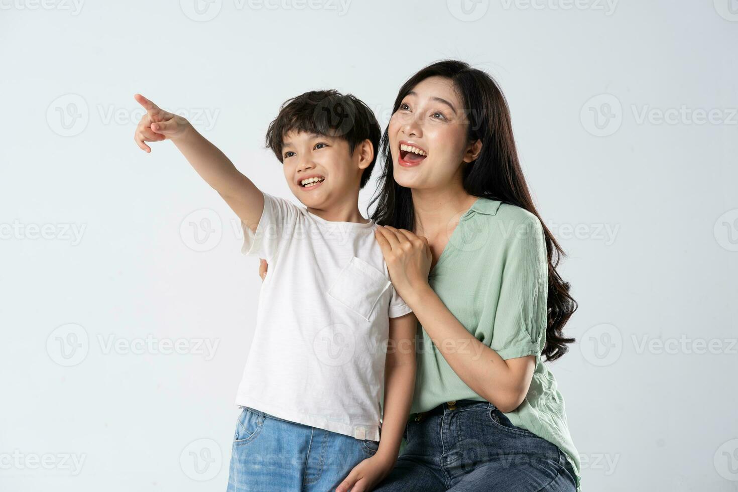 madre y hijo posando en un blanco antecedentes foto