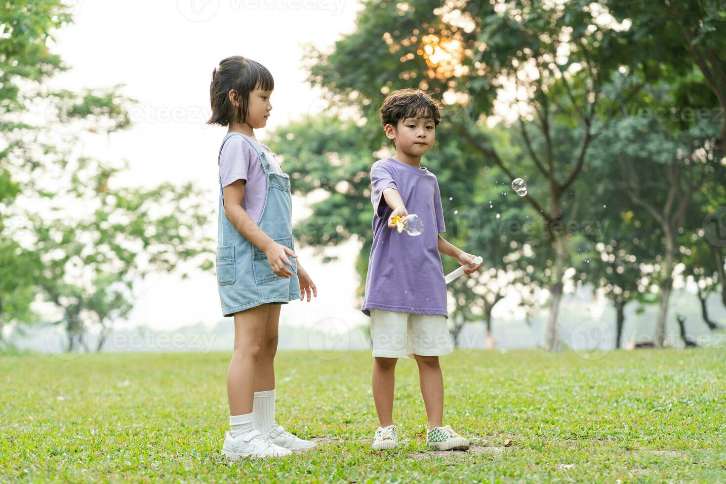 grupo imagen de linda asiático niños jugando en el parque foto