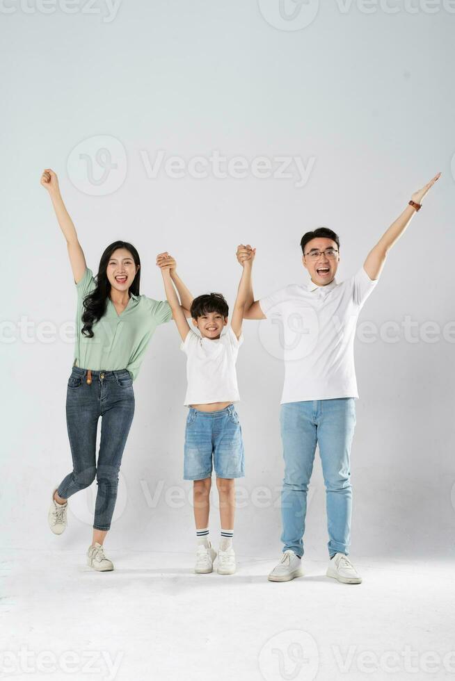 un familia posando en un blanco antecedentes foto