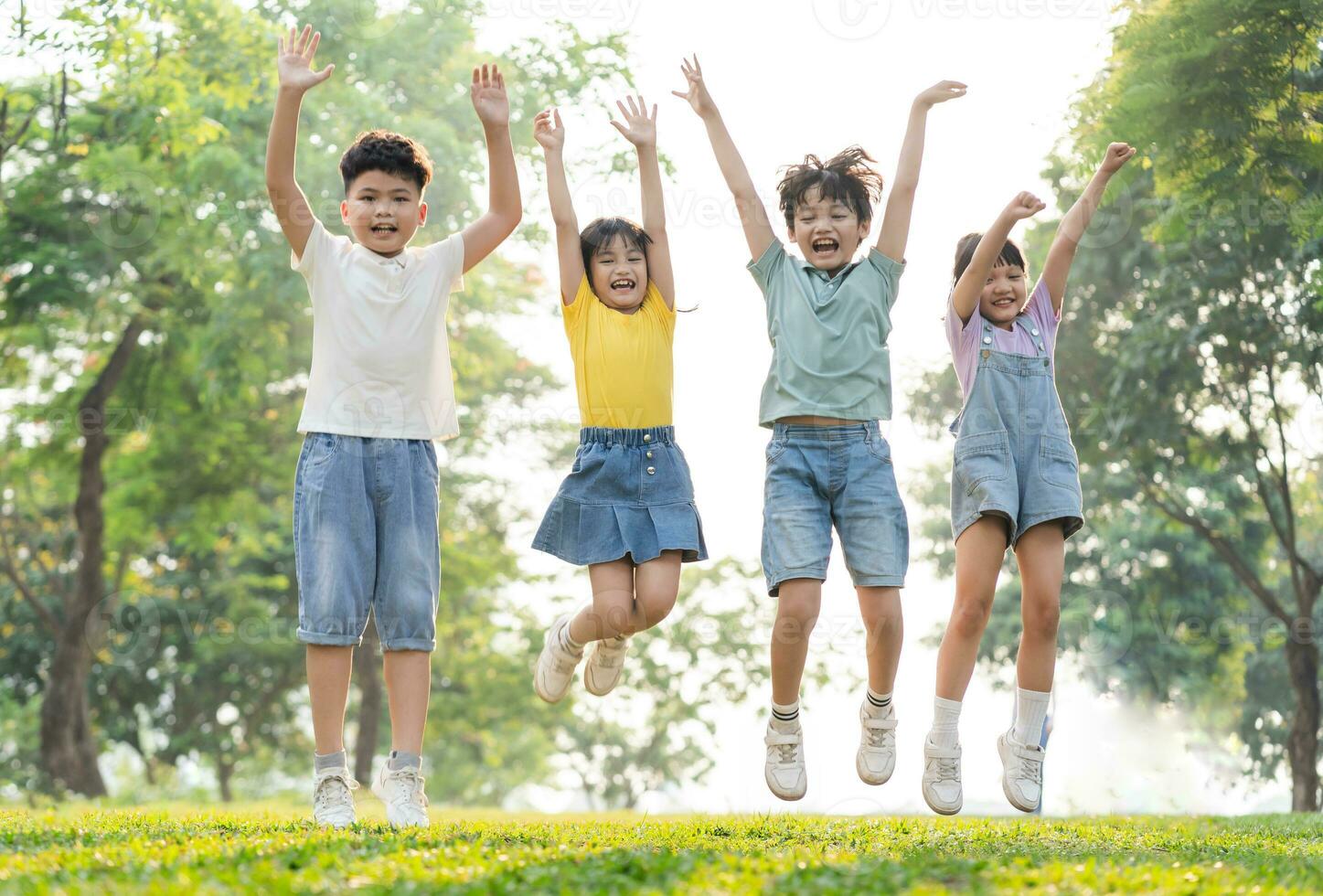 grupo imagen de asiático niños teniendo divertido en el parque foto