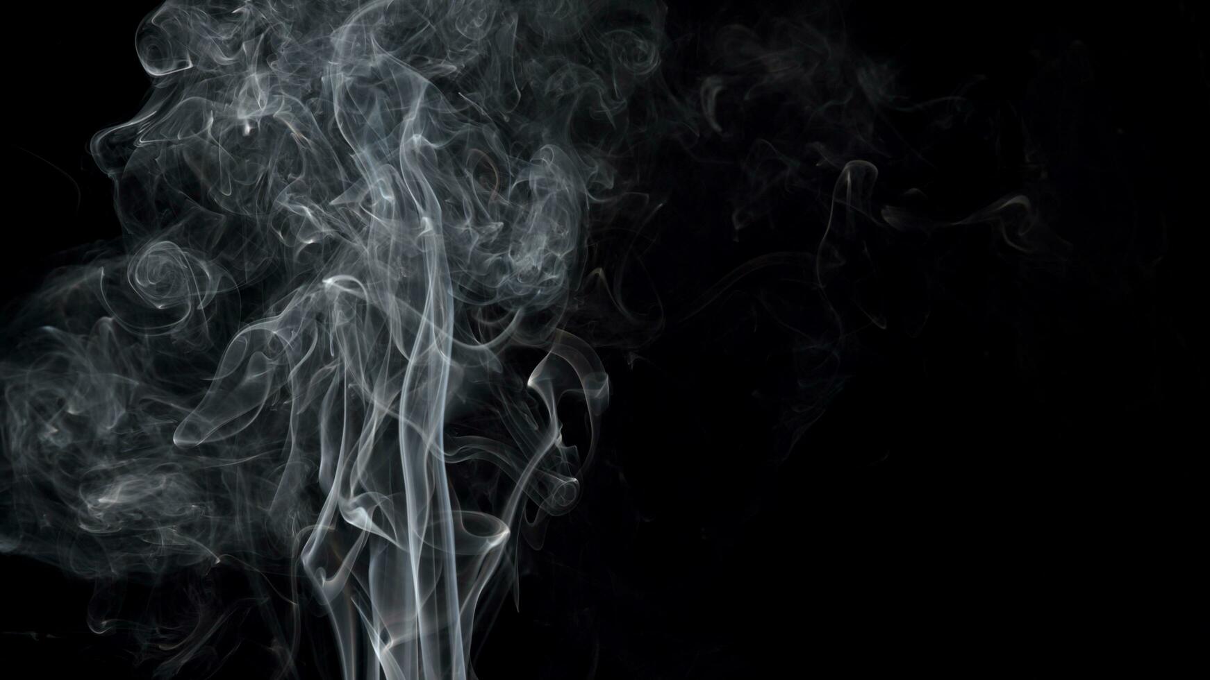 humo aislado sobre fondo negro. movimiento de humo blanco foto