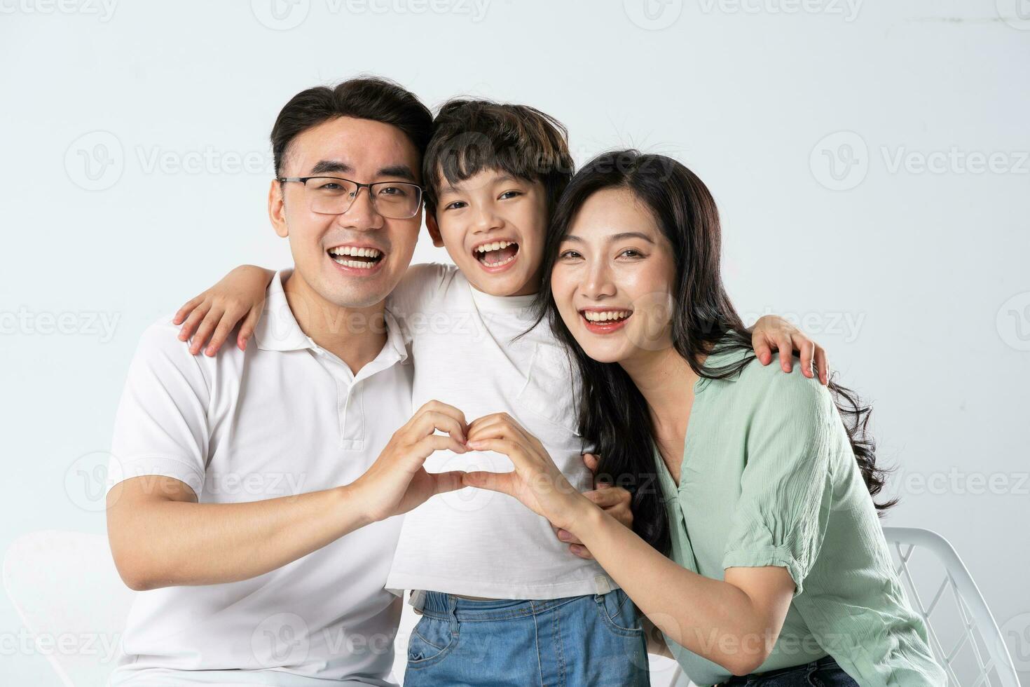 un familia en un blanco antecedentes foto