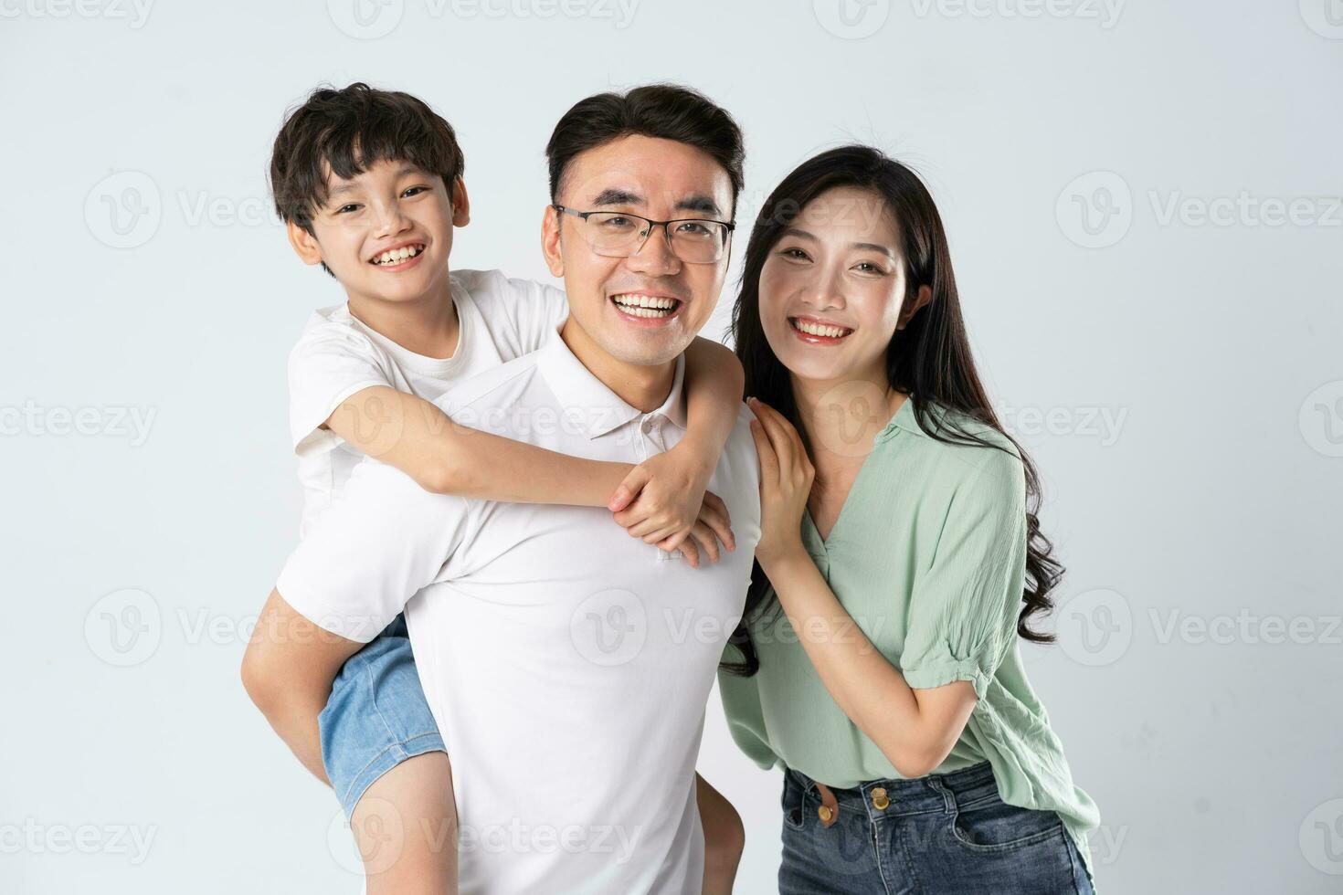 un familia en un blanco antecedentes foto