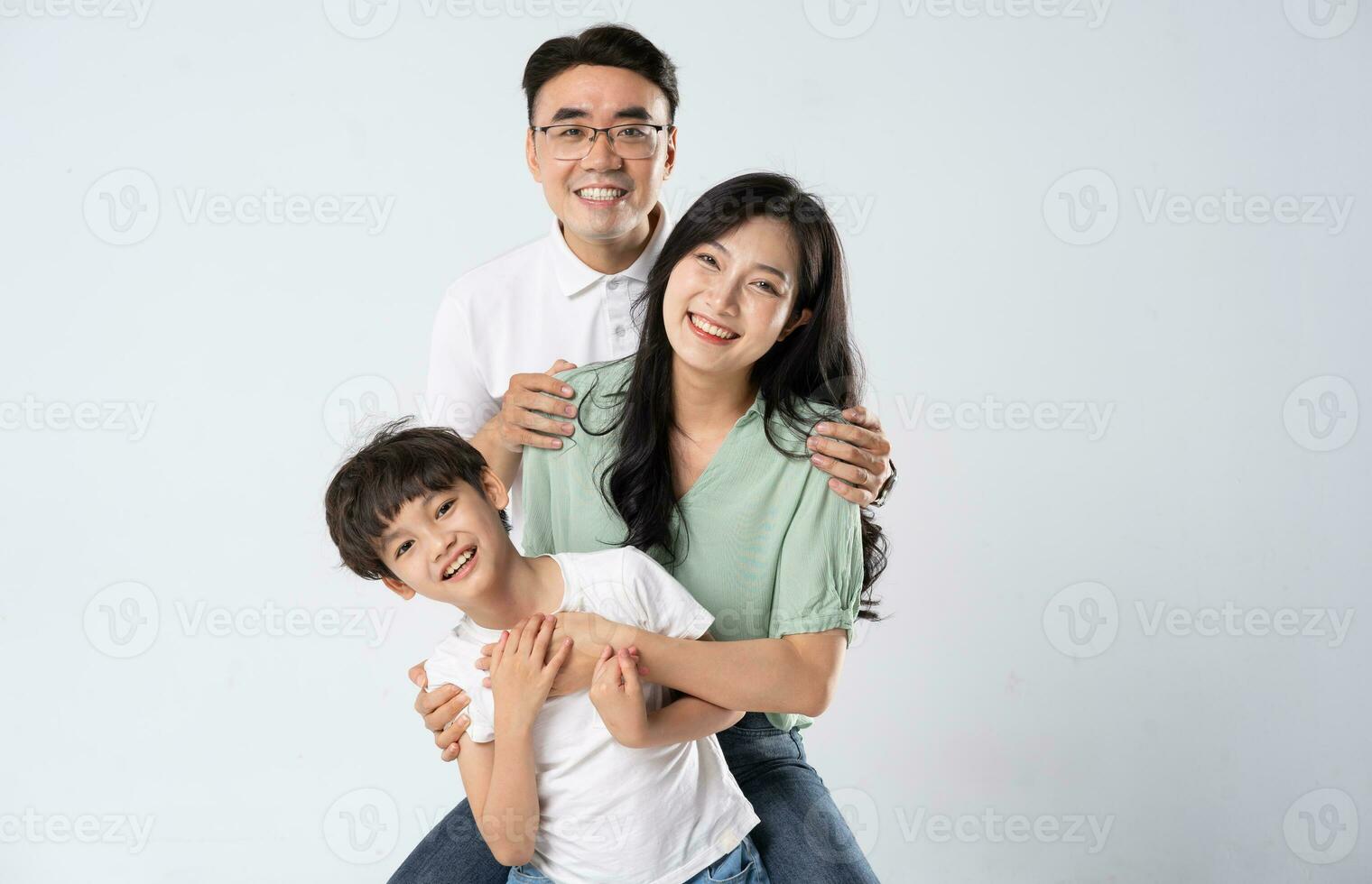 un familia en un blanco antecedentes foto