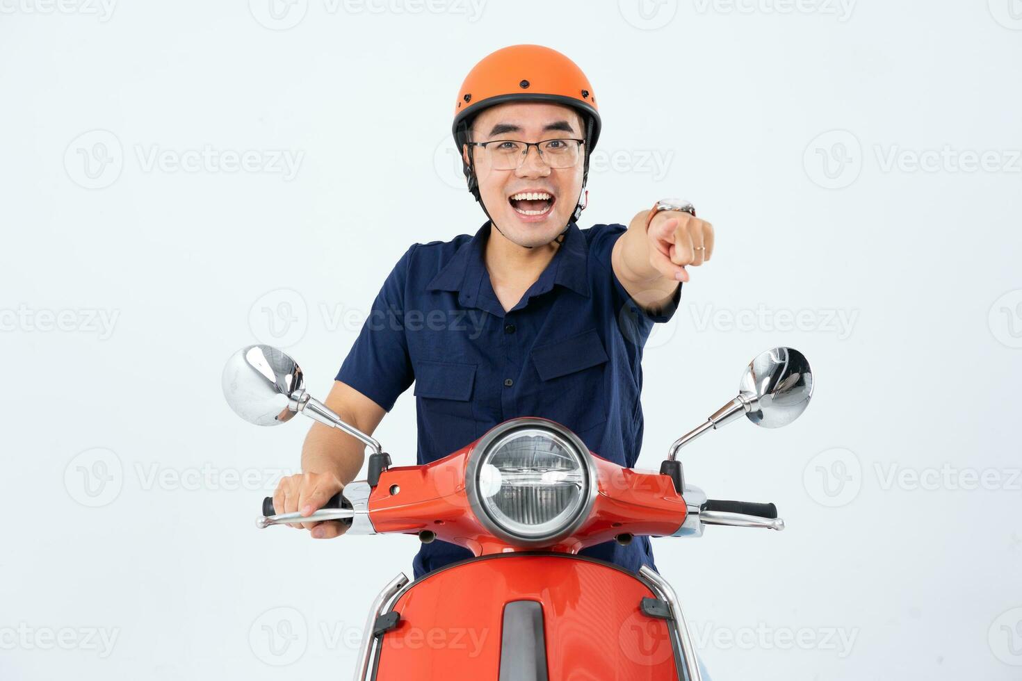 un hombre vistiendo un casco y conducción un motocicleta foto