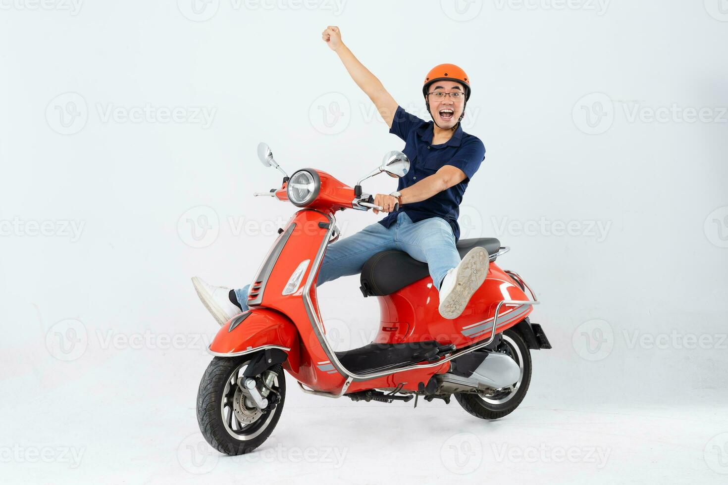 lleno cuerpo foto de un hombre vistiendo un peluquero y conducción un moto