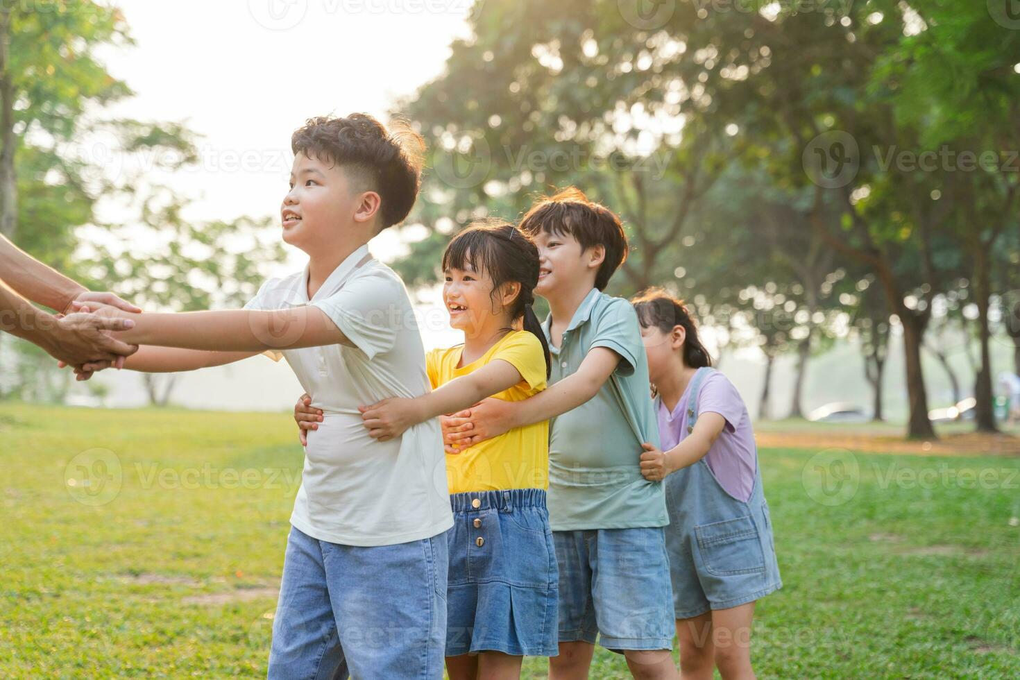 grupo imagen de linda asiático niños jugando en el parque foto