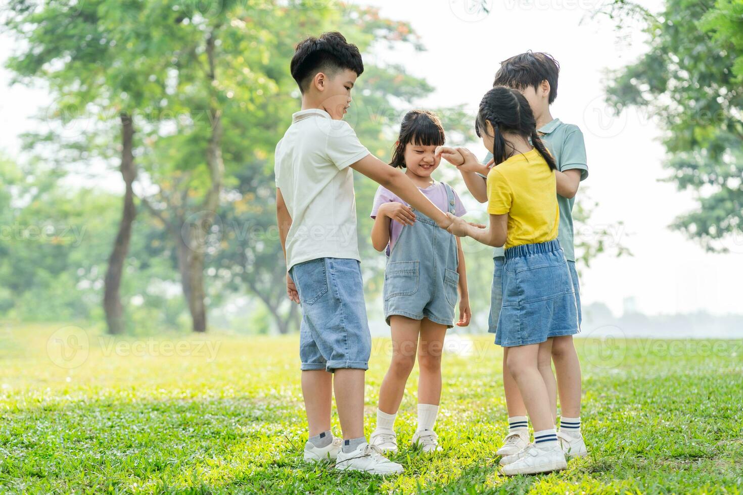 grupo imagen de asiático niños teniendo divertido en el parque foto