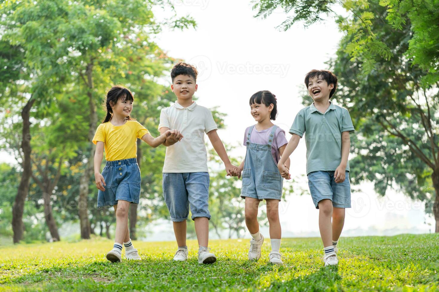 grupo imagen de asiático niños teniendo divertido en el parque foto