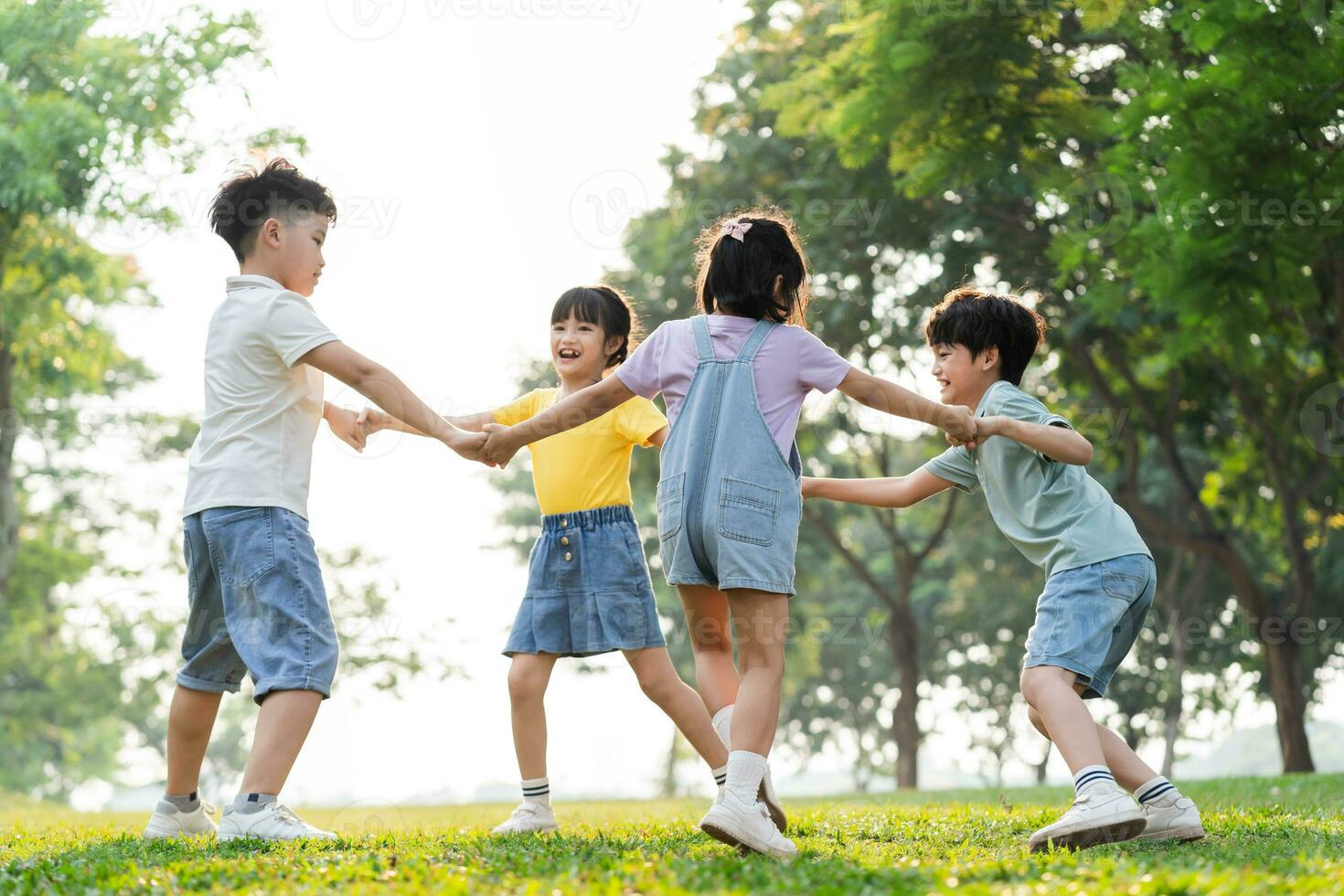 grupo imagen de asiático niños teniendo divertido en el parque foto