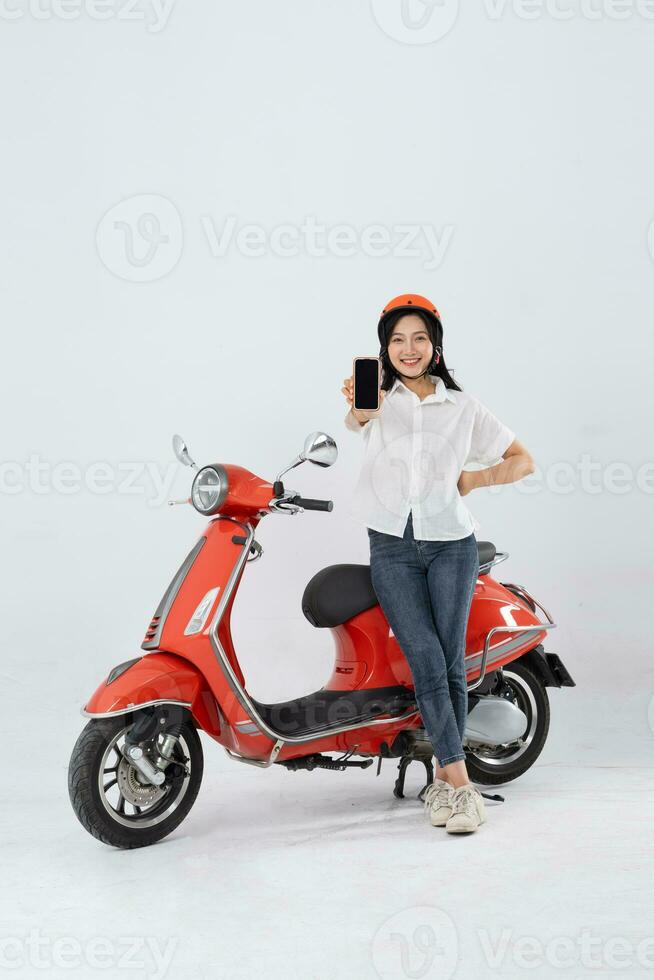 lleno cuerpo foto de un mujer vistiendo un peluquero y conducción un moto