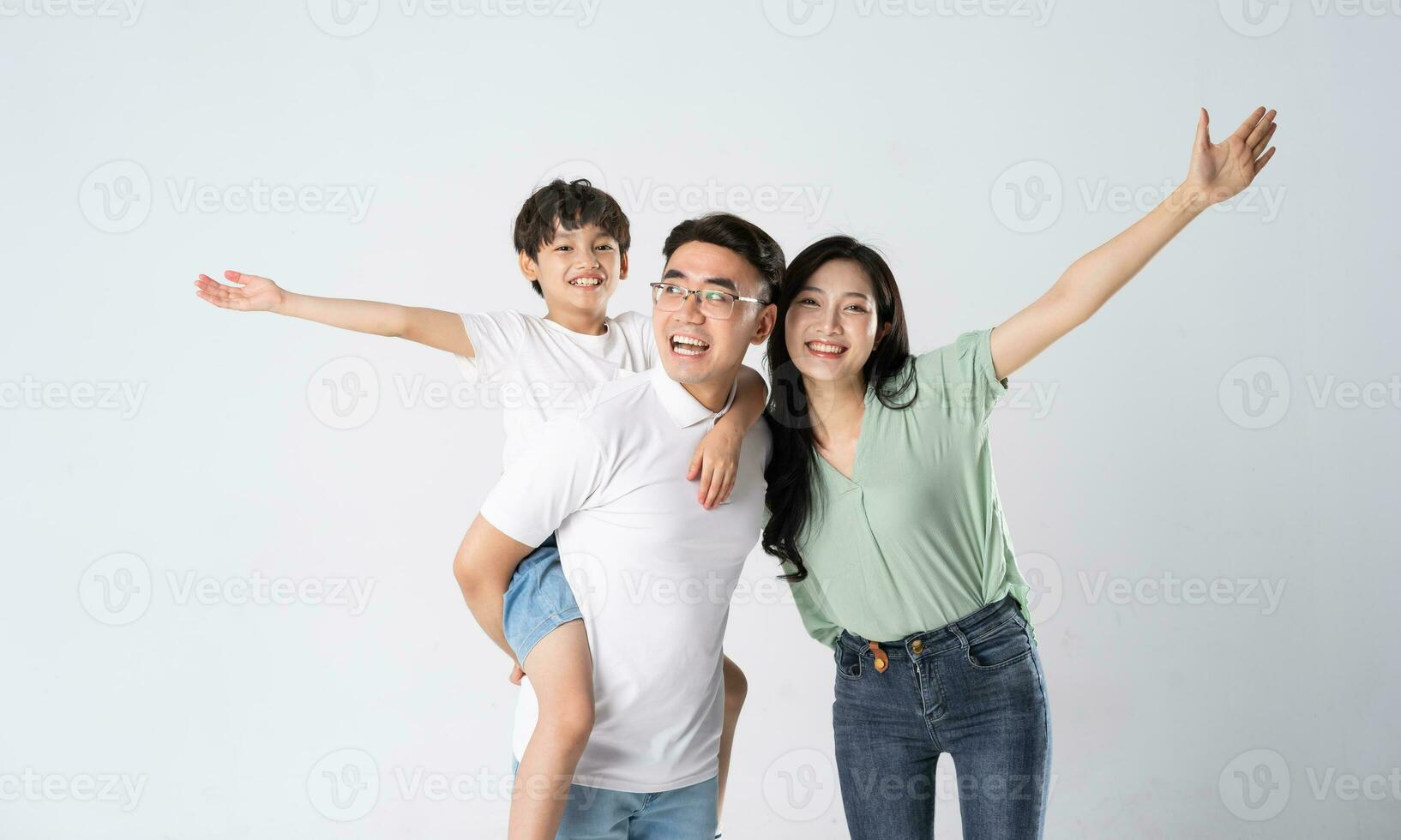 un familia en un blanco antecedentes foto