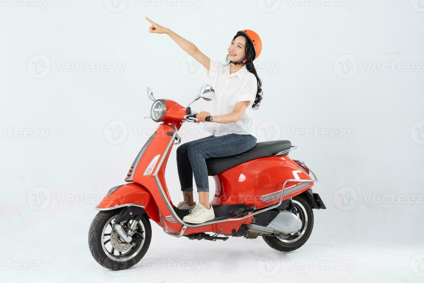 lleno cuerpo foto de un mujer vistiendo un peluquero y conducción un moto