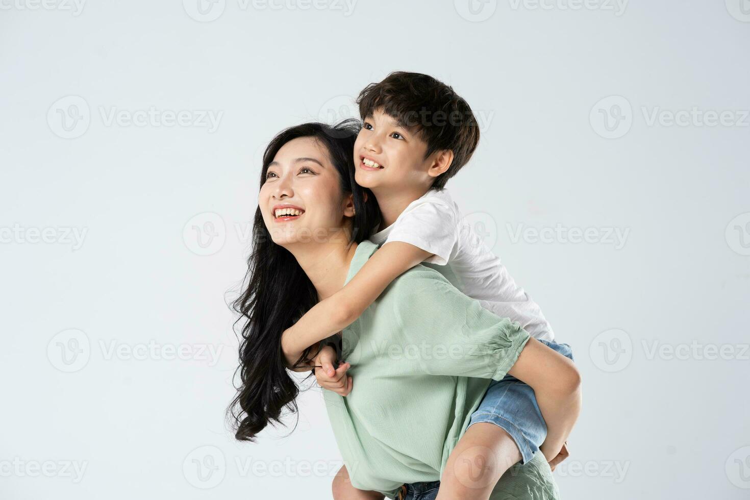 madre y hijo posando en un blanco antecedentes foto