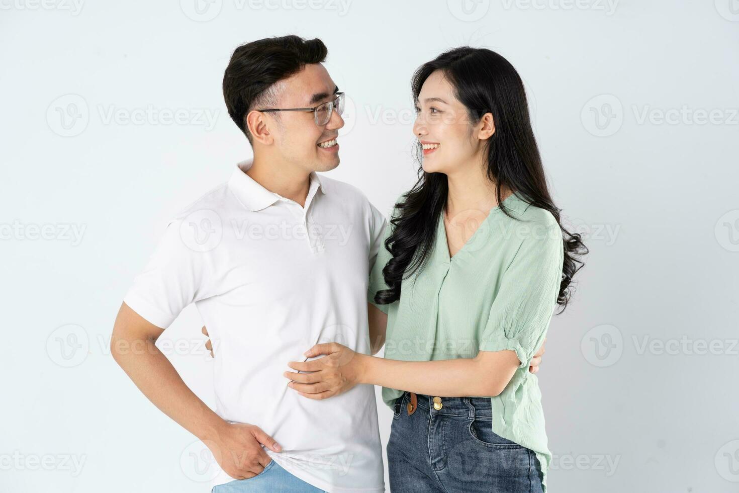 un Pareja posando en un blanco antecedentes foto