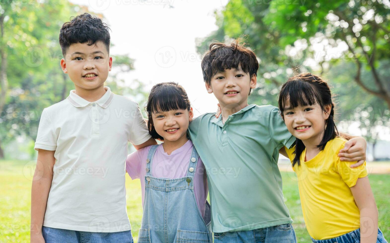 grupo de linda asiático niños teniendo divertido en el parque foto