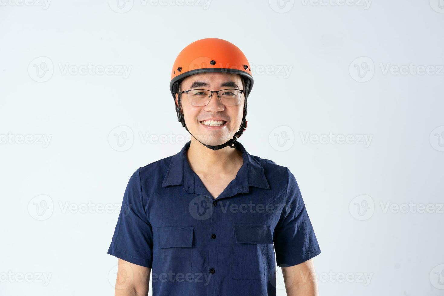 hombre vistiendo naranja casco en blanco antecedentes foto