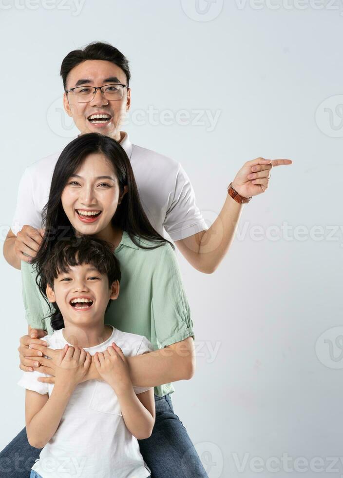 un familia en un blanco antecedentes foto