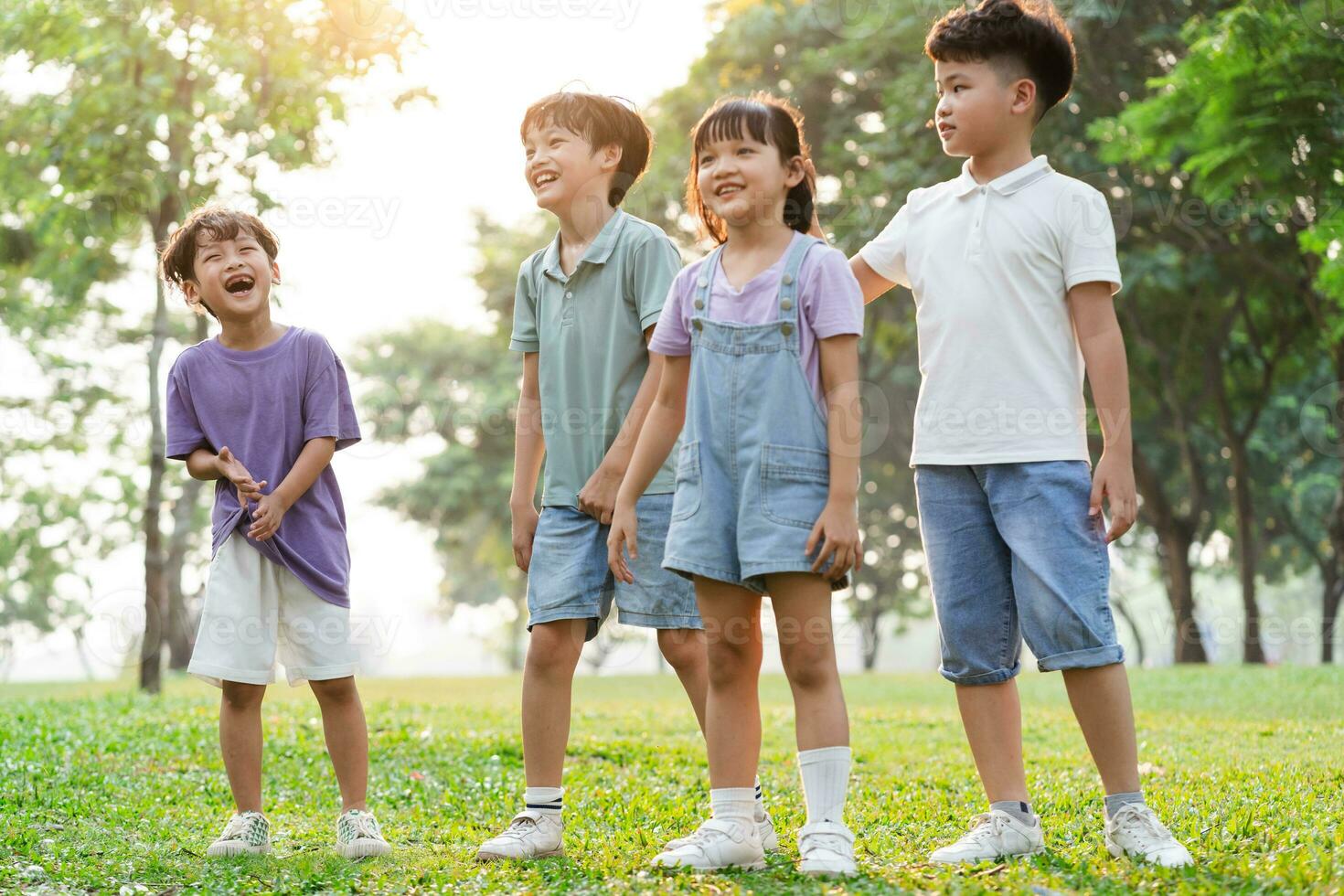 grupo imagen de linda asiático niños jugando en el parque foto