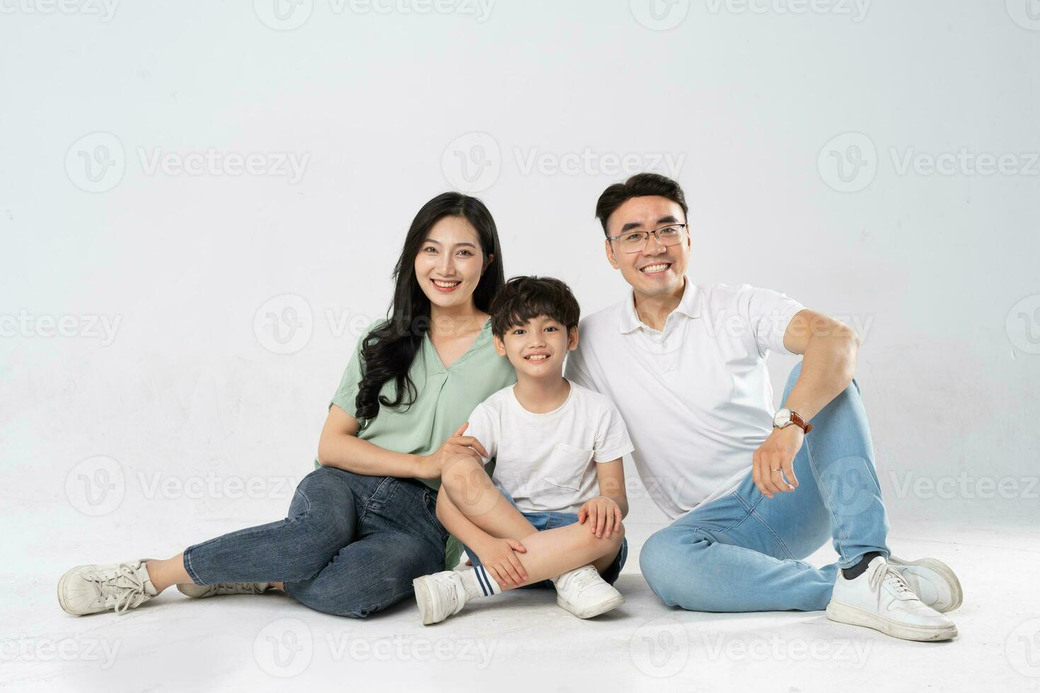 un familia posando en un blanco antecedentes foto