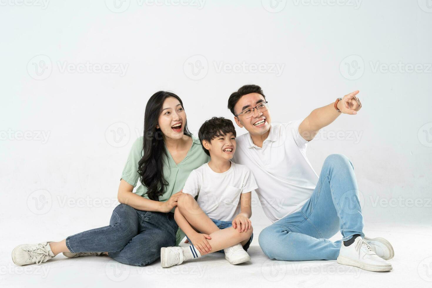 un familia posando en un blanco antecedentes foto