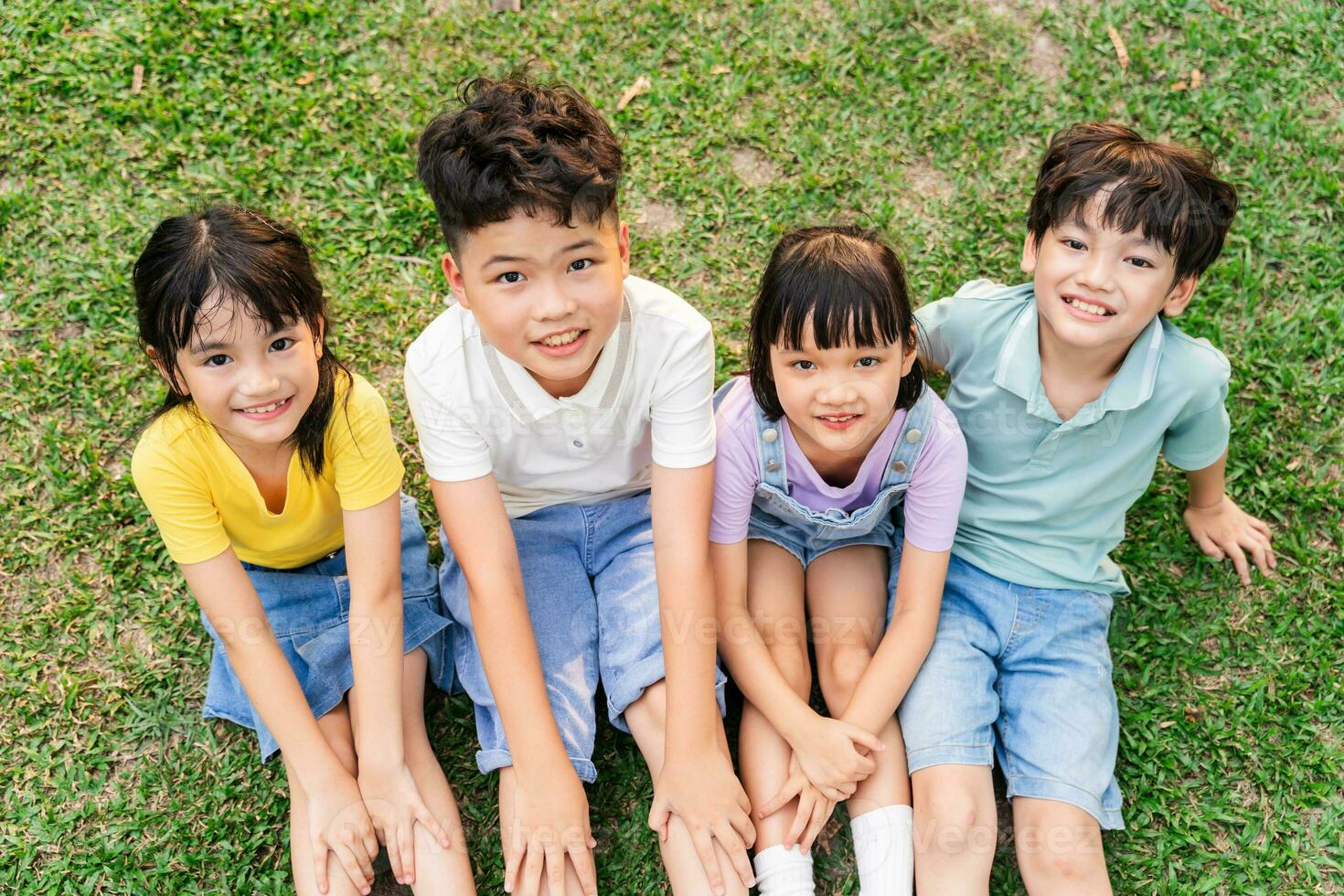 grupo de linda asiático niños teniendo divertido en el parque foto