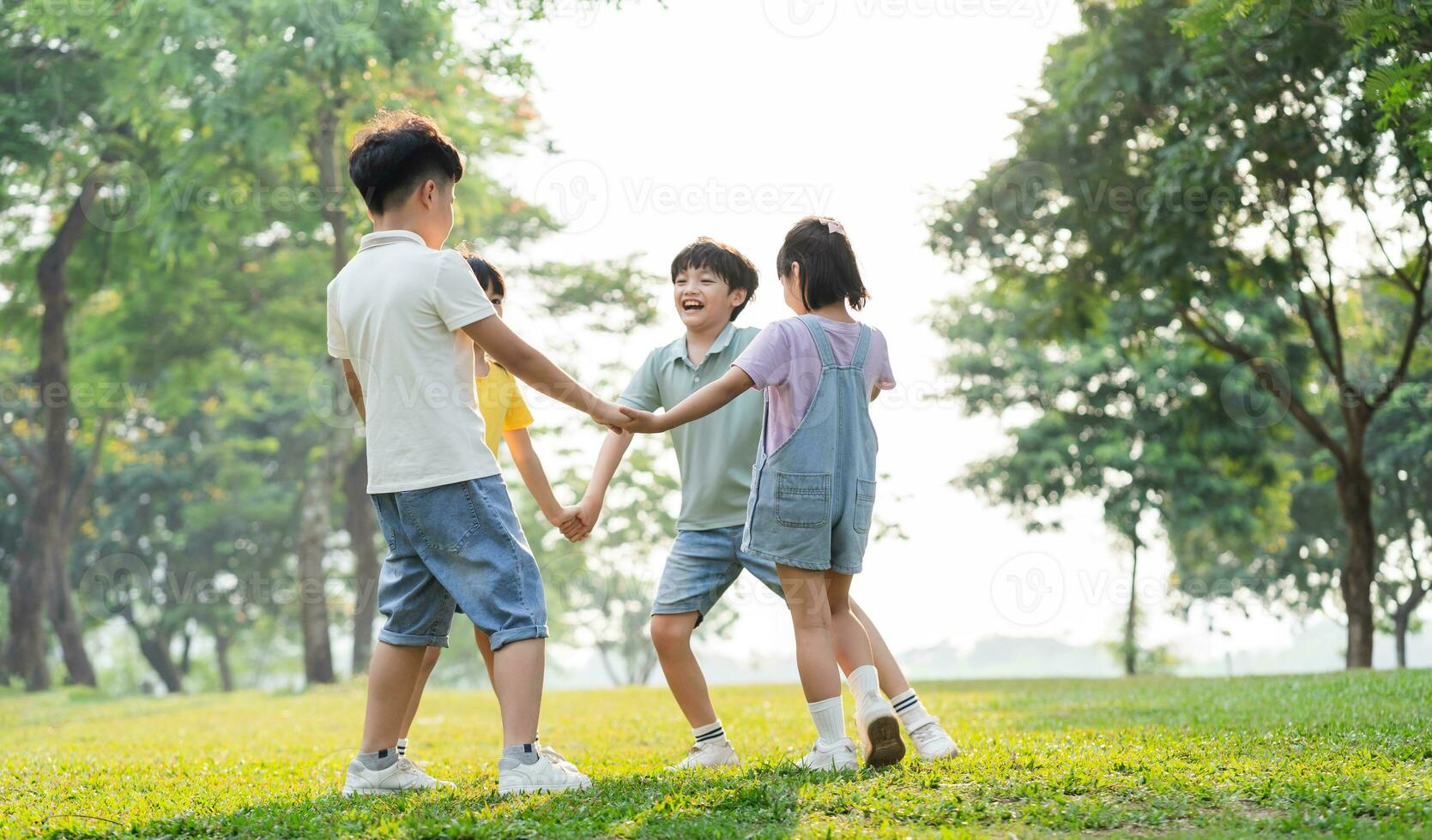 grupo imagen de asiático niños teniendo divertido en el parque foto