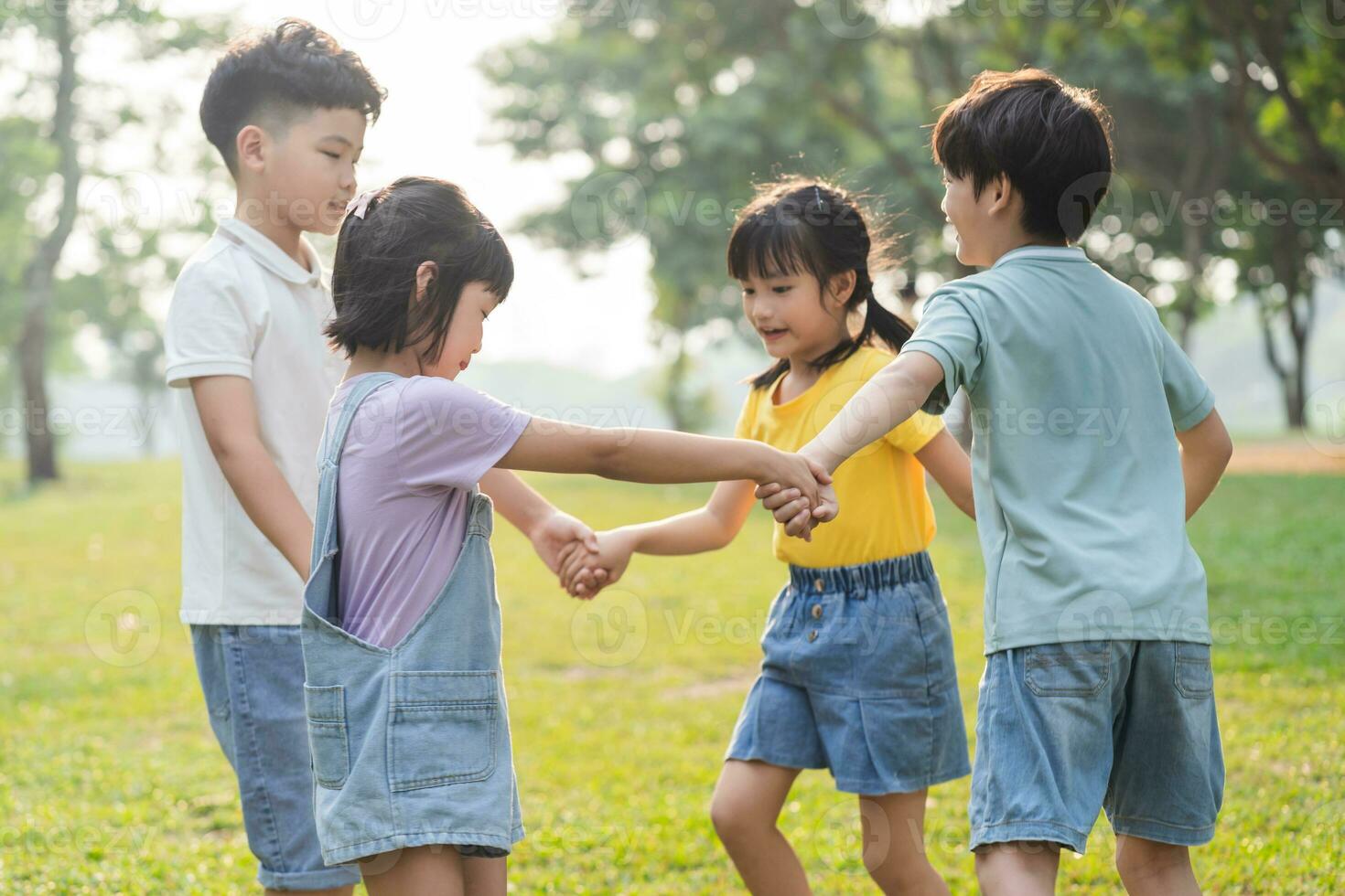 grupo imagen de asiático niños teniendo divertido en el parque foto