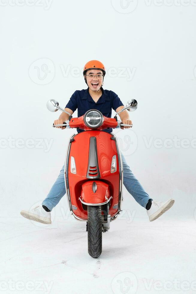 lleno cuerpo foto de un hombre vistiendo un peluquero y conducción un moto