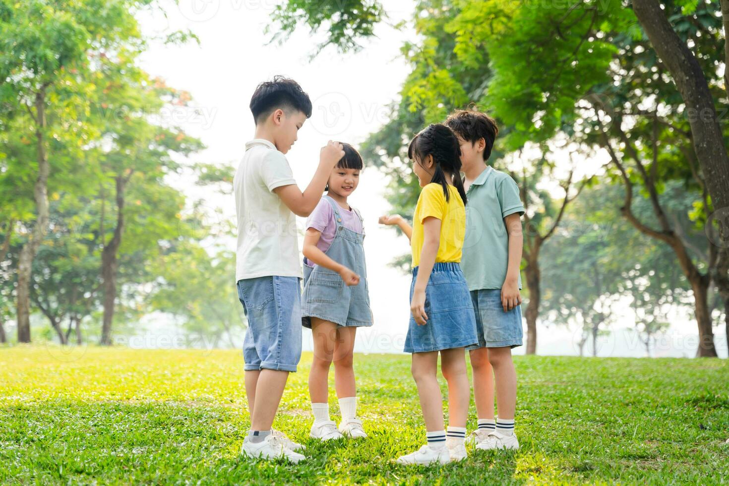 grupo imagen de asiático niños teniendo divertido en el parque foto