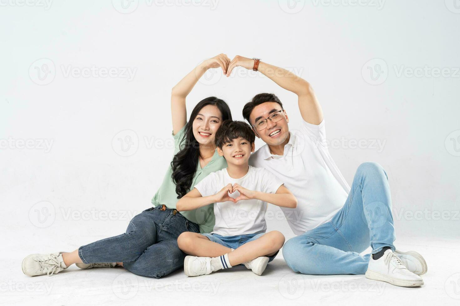 un familia posando en un blanco antecedentes foto