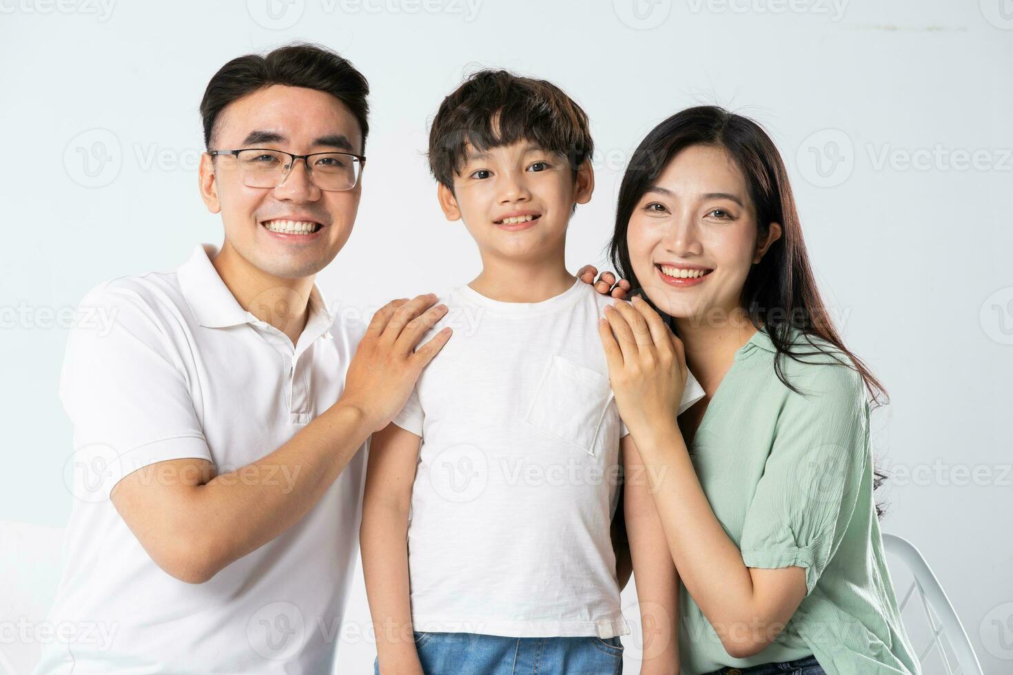 un familia en un blanco antecedentes foto