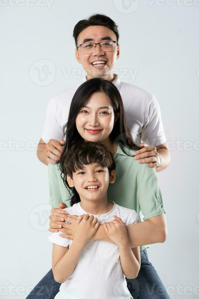 un familia en un blanco antecedentes foto