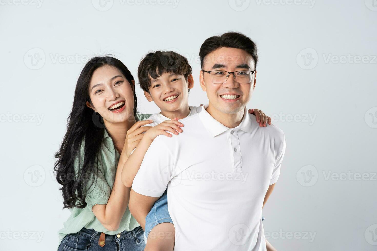 un familia en un blanco antecedentes foto