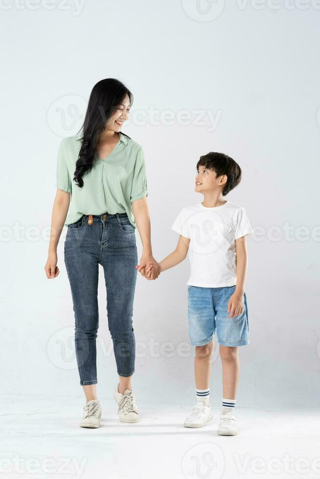 madre y hijo posando en un blanco antecedentes foto