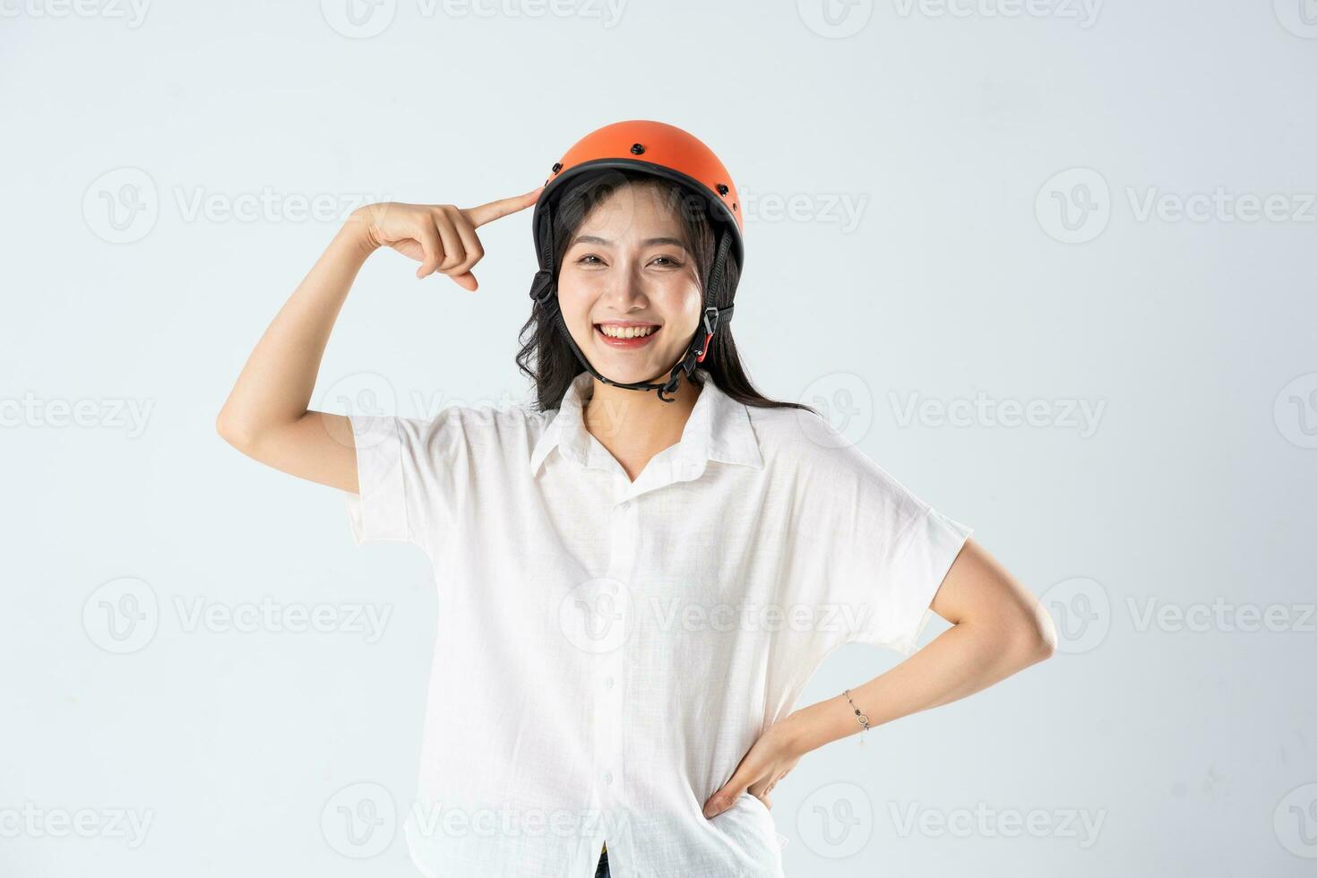 mujer vistiendo naranja casco en blanco antecedentes foto